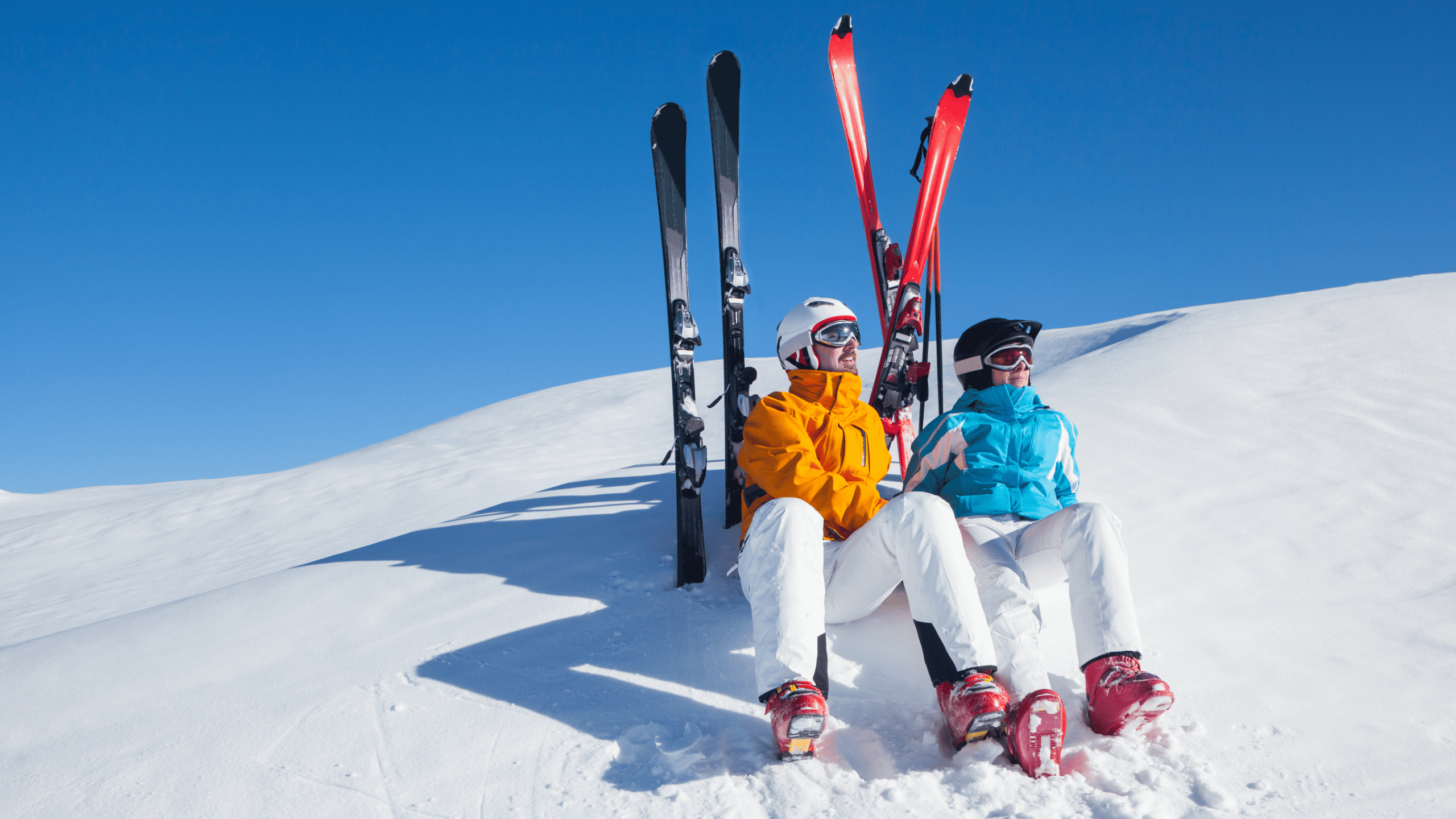 sielők egy havas domboldalban sílécek mellett